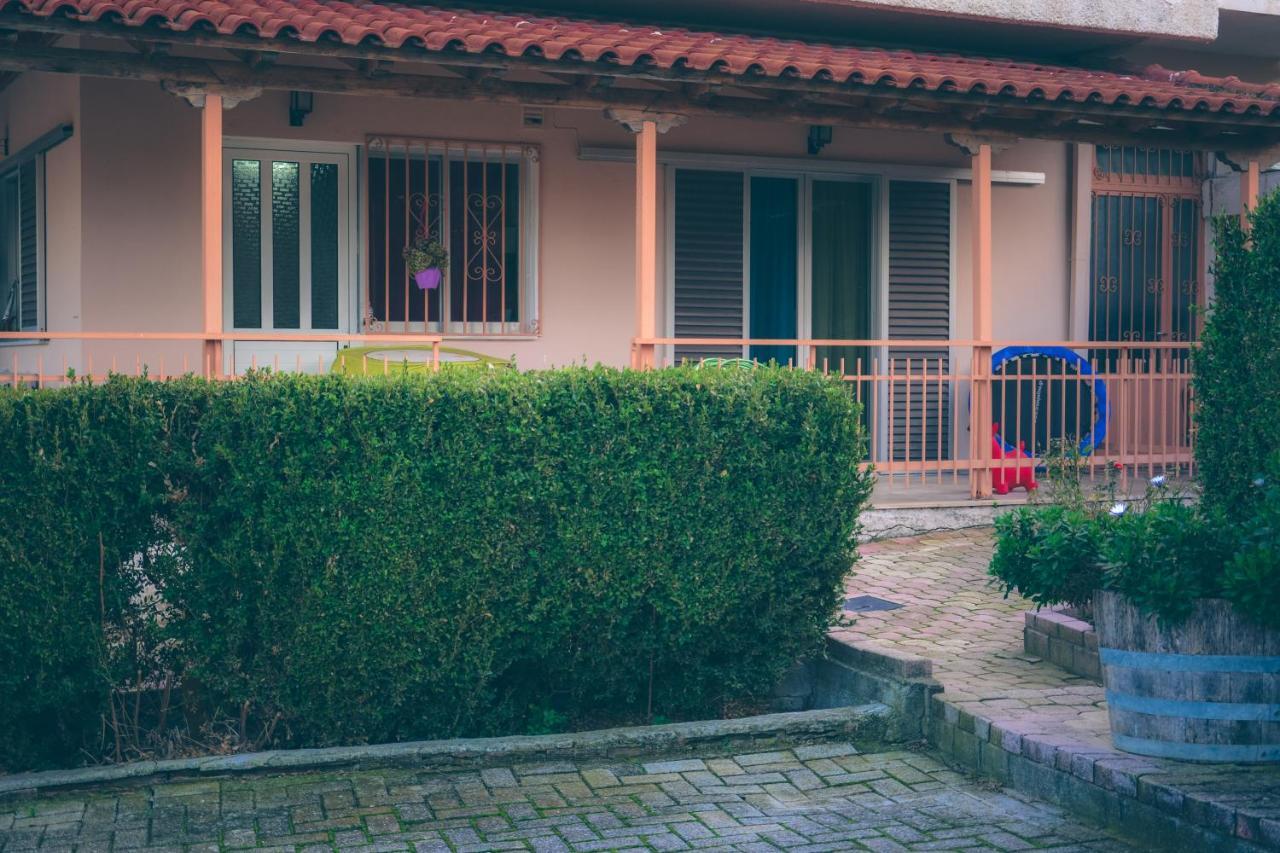 Georgia'S Village House Kondostavlos Bagian luar foto